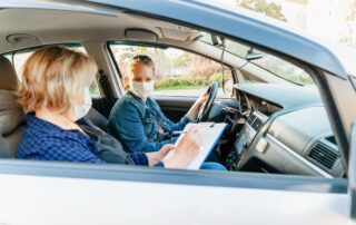 ¿Cuáles son las faltas leves en un examen práctico de conducir?