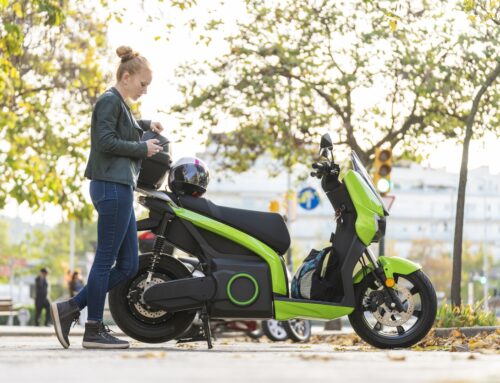 Pot un ciclomotor circular per una autovia? Descobreix el que diu la normativa